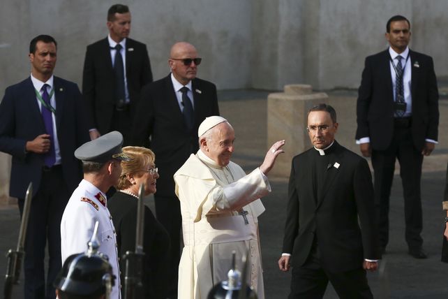 Queman tres templos católicos en Chile luego de la llegada del papa Francisco