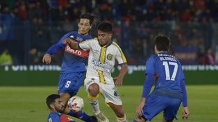 Kevin Ortiz busca pasar entre tres jugadores de Tigre. Tevez lo hizo debutó de titular.