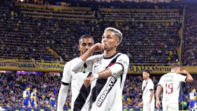 Adson aprovechó un centro de Carlos Gómez para anticiparse a Jagger Herrera en la puerta del área chica. Ganan en la Boca.