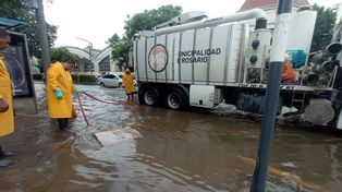 Uno de los camiones desobstructores de la Municipalidad de Rosario trabaja en una de las zonas comprometidas de la ciudad por la lluvia.