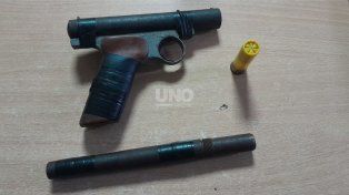 Durante el procedimiento hallaron oculto un bolso que contenía una arma de fabricación casera tipo tumbera