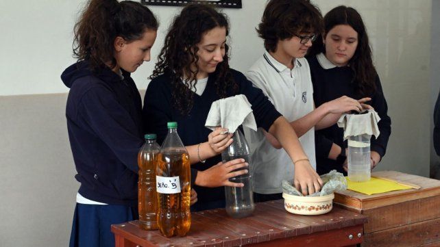 Alumnos del colegio Nuestra Señora del Calvario capacitaron a trabajadores de la planta de reciclaje para aprovechar el aceite vegetal usado