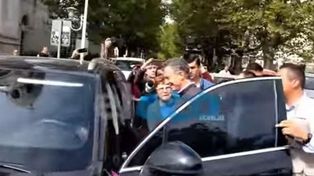 Video: un grupo de personas increpó e insultó a Macri cuando salía de una iglesia de Tandil