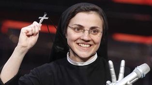 Sor Cristina, la ganadora de La Voz, causa polémica al interpretar Like a virgin