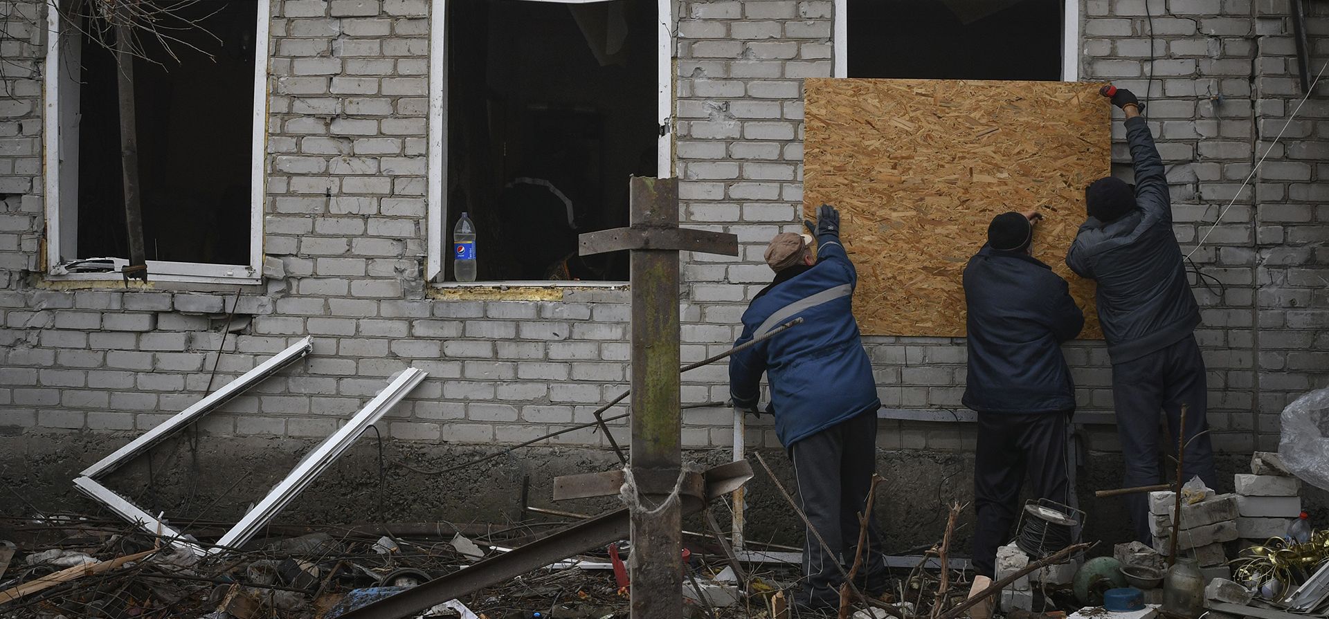 Los residentes locales tapan las ventanas rotas después del bombardeo ruso en Kramatorsk, Ucrania, el jueves 10 de noviembre de 2022.