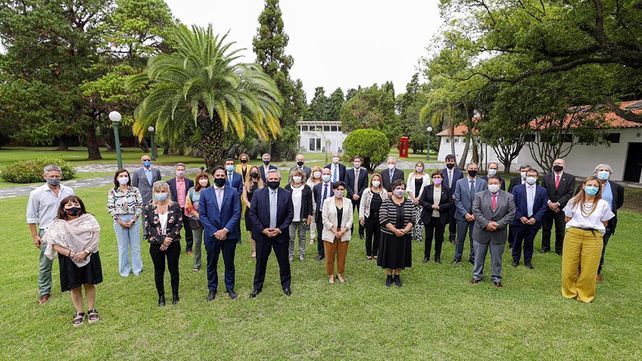El presidente Alberto Fernández y los integrantes del Consejo Federal de Educación.