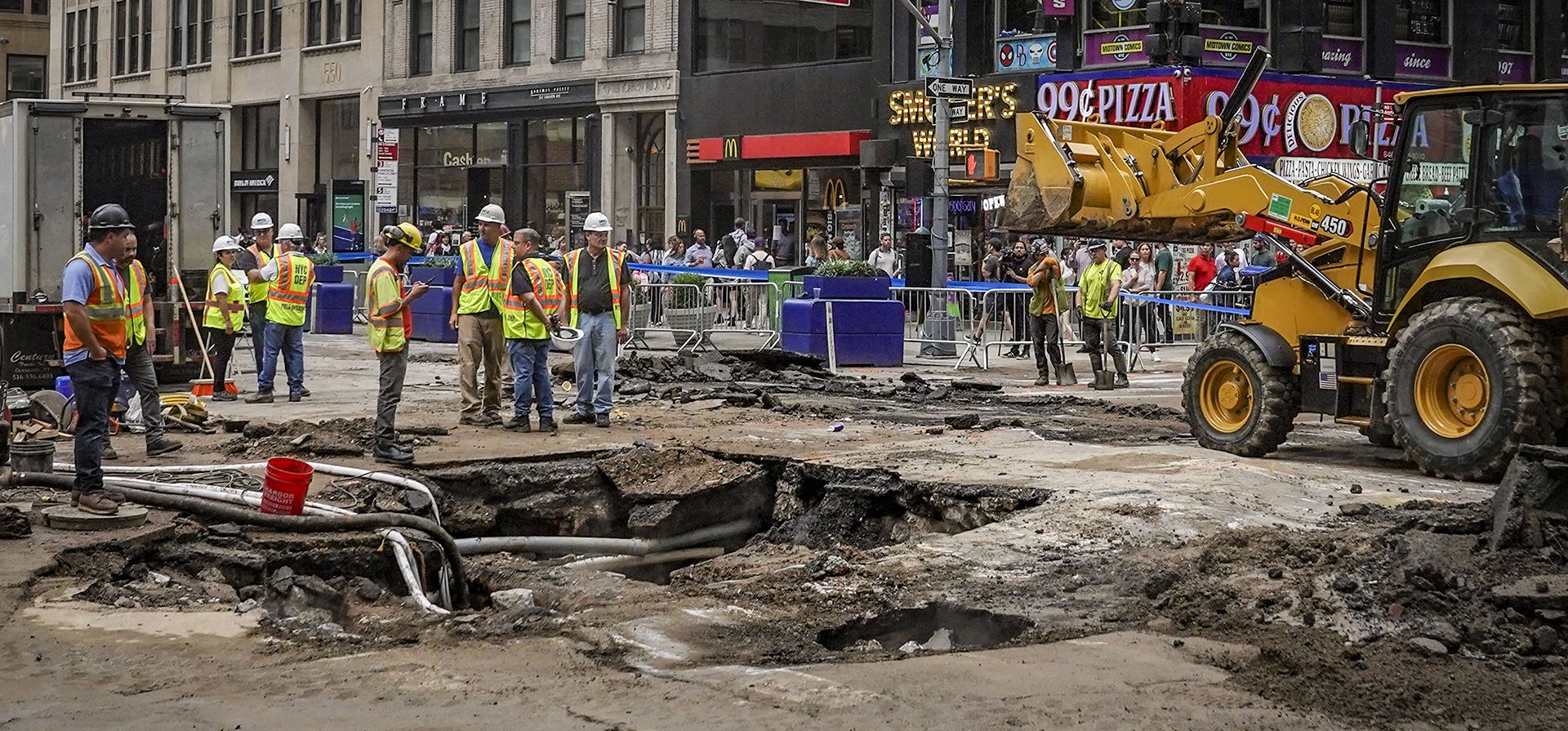 Equipos de trabajo comienzan a reparar después de que una tubería de agua de 127 años de antigüedad bajo Times Square de Nueva York cediera bajo la calle 40 y la Séptima Avenida, inundando calles y el metro, el martes 29 de agosto de 2023, en Nueva York. (Foto AP/Bebeto Matthews) Equipos de trabajo comienzan a reparar después de que una tubería de agua de 127 años de antigüedad bajo Times Square de Nueva York cediera bajo la calle 40 y la Séptima Avenida, inundando calles y el metro, el martes 29 de agosto de 2023, en Nueva York. (Foto AP/Bebeto Matthews)