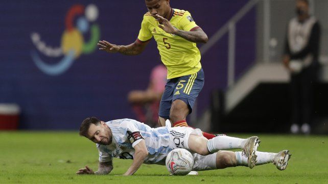 El colombiano Wilmar Barrios derriba, una de las tantas veces, a  Lionel Messi. AP Photo / Eraldo Peres