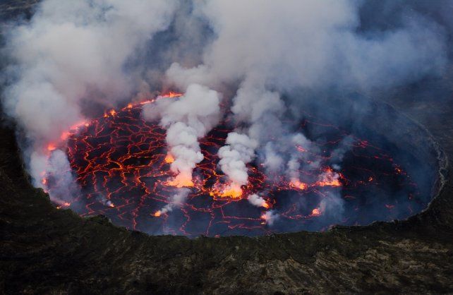 El volc&aacute;n de Nyiragongo en tiempos normales, con su espectacular masa de lava dentro del cono volc&aacute;nico. Es visitado por miles de turistas todos los a&ntilde;os.