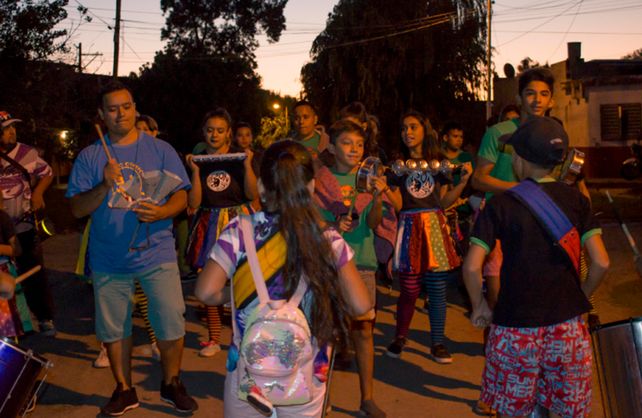 Carnavales en los barrios: el espíritu de Momo recorre las calles de Villa del Parque