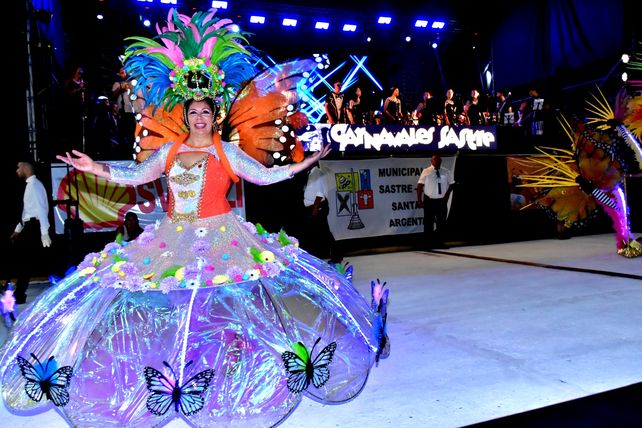 El nombre de la comparsa Penambí Berá es de origen guaraní y significa mariposas brillosas. Este año