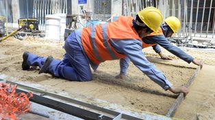 Manos a la obra. Trabajos de pavimentación en la ciudad de Rosario.