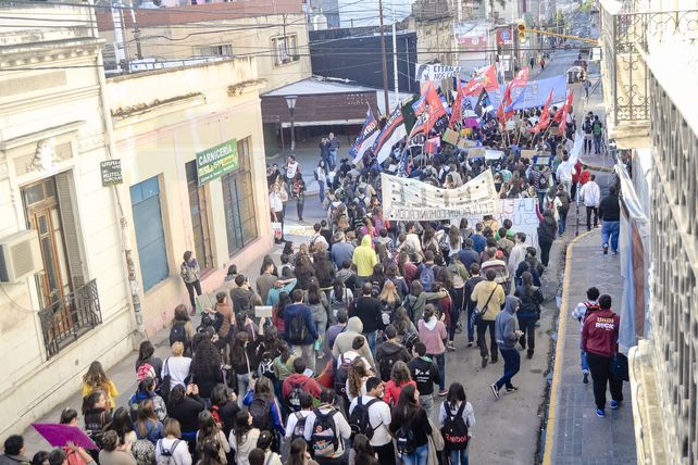 Marcha Federal: docentes de seis provincias confluirán este martes en Paraná