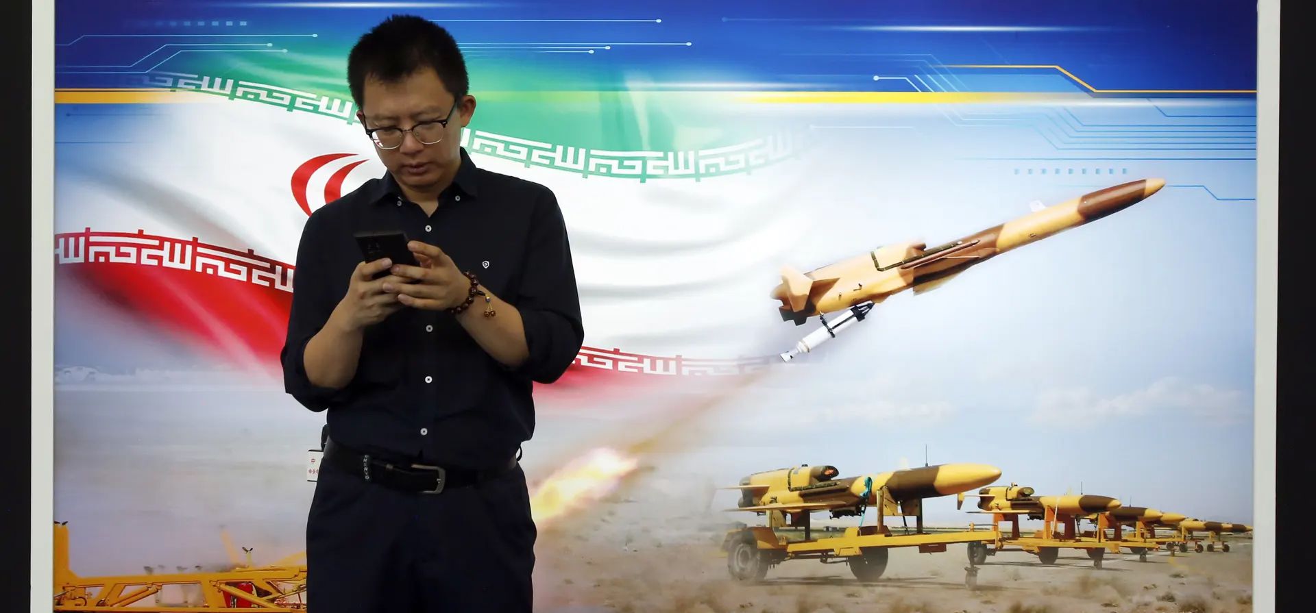 Teherán, Irán. Un periodista asiste a una ceremonia en el Ministerio de Defensa, en el Día de la Industria de Defensa de Irán. Fotografía: Abedin Taherkenareh/EPA Teherán, Irán. Un periodista asiste a una ceremonia en el Ministerio de Defensa, en el Día de la Industria de Defensa de Irán. Fotografía: Abedin Taherkenareh/EPA