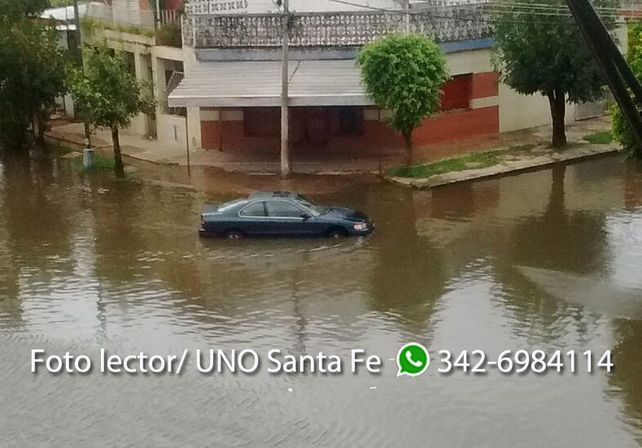Un auto quedó varado en barrio centenario por el agua acumulada en las calles. Gentileza Gastón.