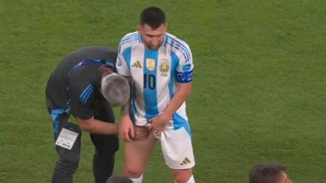 Lionel Messi se hizo atender en un momento del primer tiempo ante Chile.