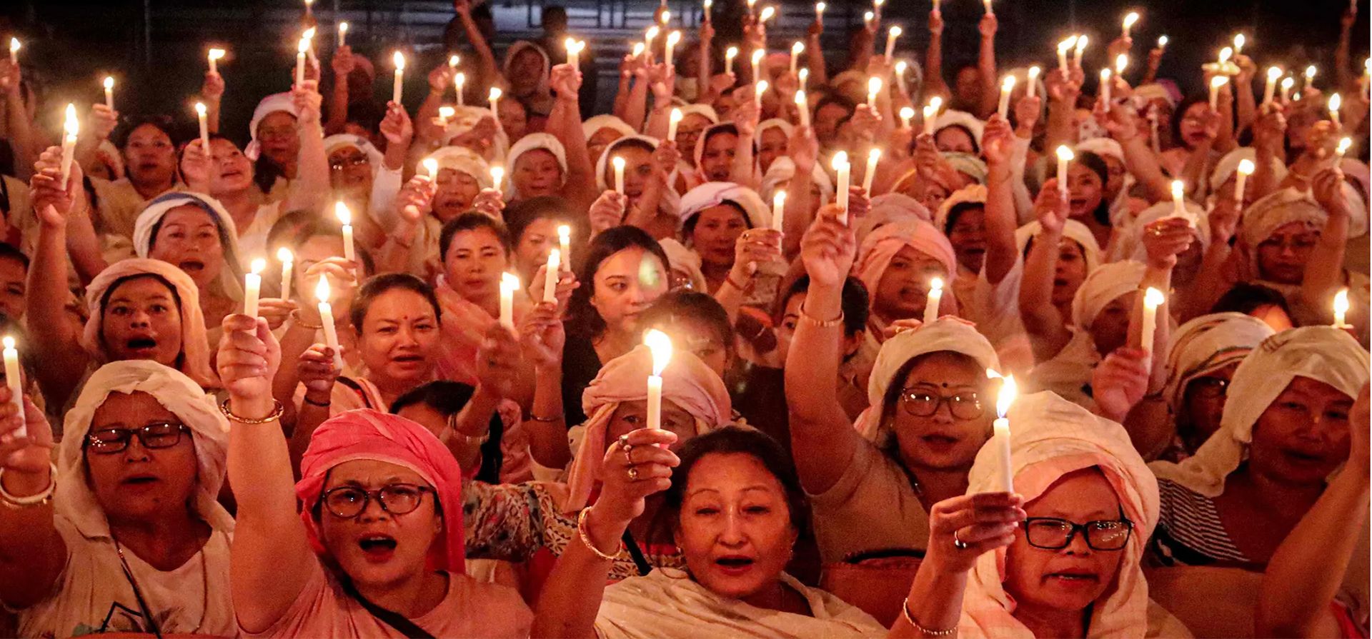 Imphal, India. Mujeres participan en una vigilia con velas para honrar a las personas muertas en enfrentamientos étnicos en el estado indio de Manipur. Fotografía: AFP/Getty Images Imphal, India. Mujeres participan en una vigilia con velas para honrar a las personas muertas en enfrentamientos étnicos en el estado indio de Manipur. Fotografía: AFP/Getty Images