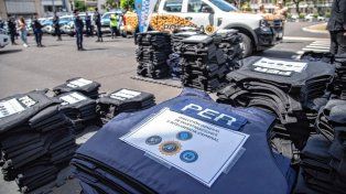 Histórica entrega de 1.300 chalecos antibalas para la Policía entrerriana.