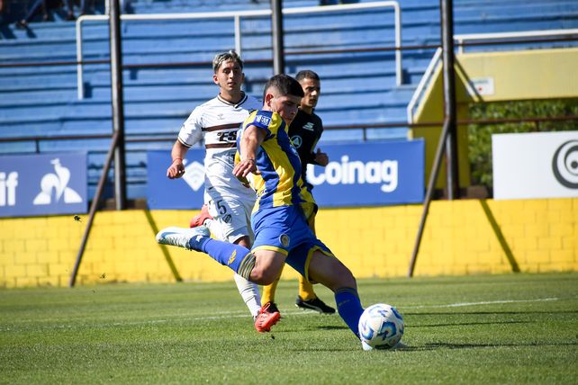 Fabricio Oviedo metió un doblete en el triunfo de Central sobre Platense. Tuvo el tercero de penal, pero se lo atajaron.
