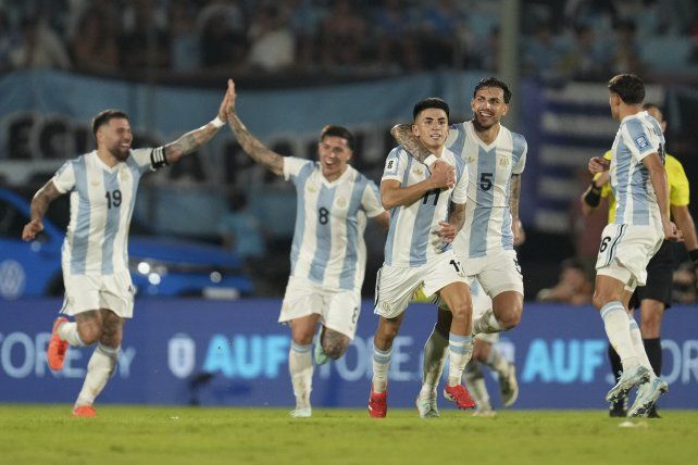 Argentina derrotó a Uruguay. Thiago Almada fue el autor del golazo de la noche.