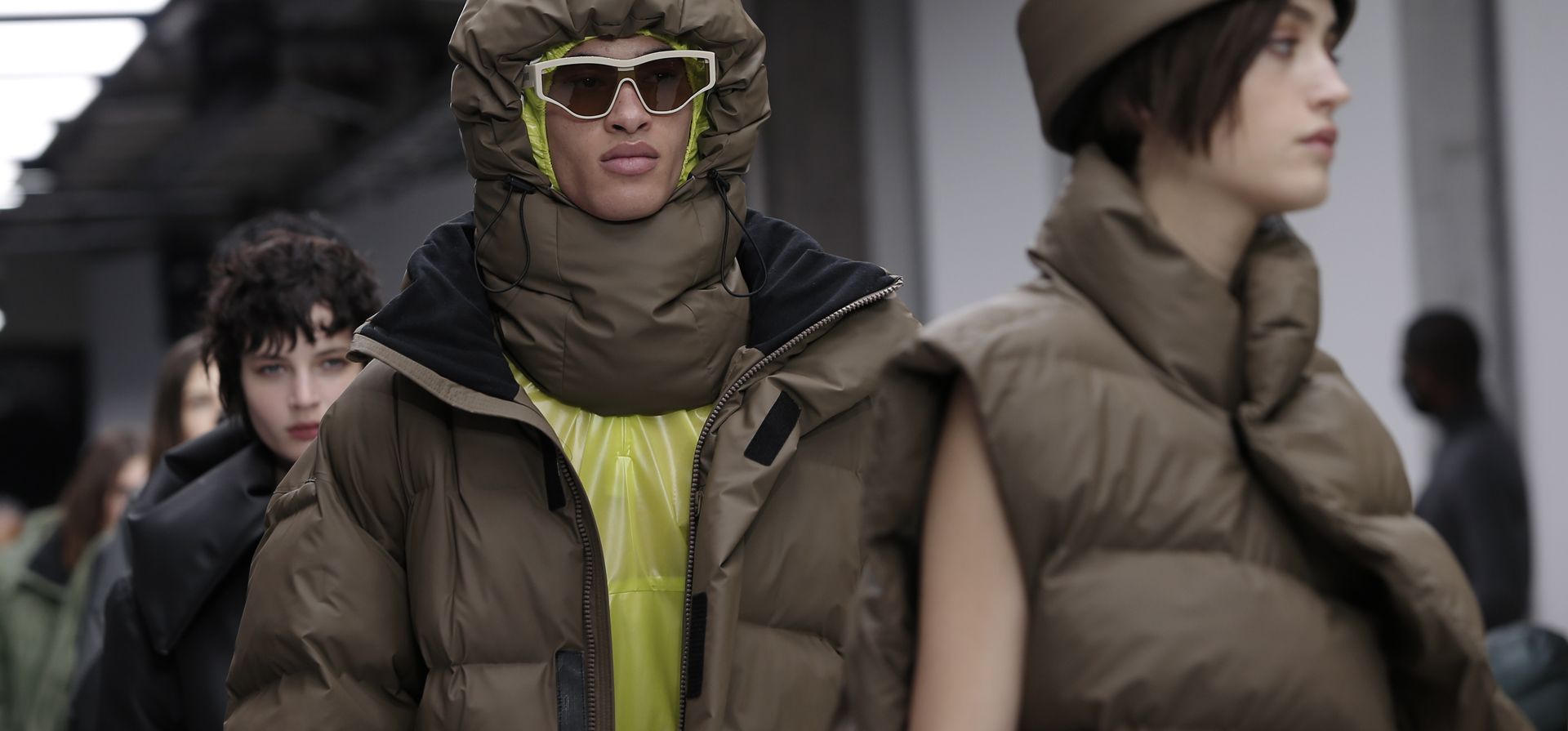 Modelos visten creaciones para la colección masculina Rains otoño-invierno 22/23, en París, el jueves 20 de enero de 2022.