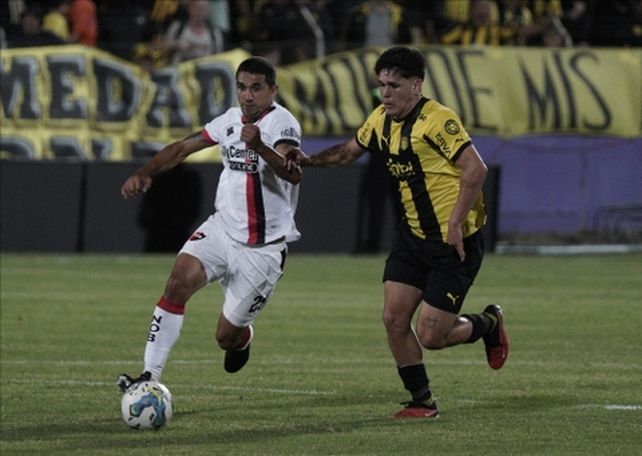 Newells derrotó 1 a 0 a Peñarol con un rendimiento de mayor a menor