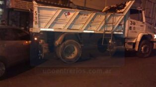 Un camión de la Municipalidad chocó un auto en el centro de Paraná