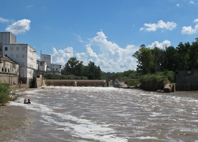 Aguas arriba del tajamar del molino harinero la zona es peligrosa por las barrancas inestables. Está prohibido pescar en el lugar.