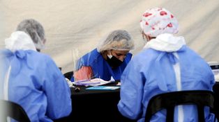 La tercera ola impacta con fuerza y las autoridades buscan aliviar al sistema sanitario