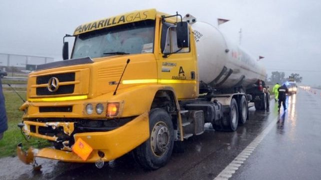 Seis chinos chocan contra camión, muere uno y el resto huye despavorido