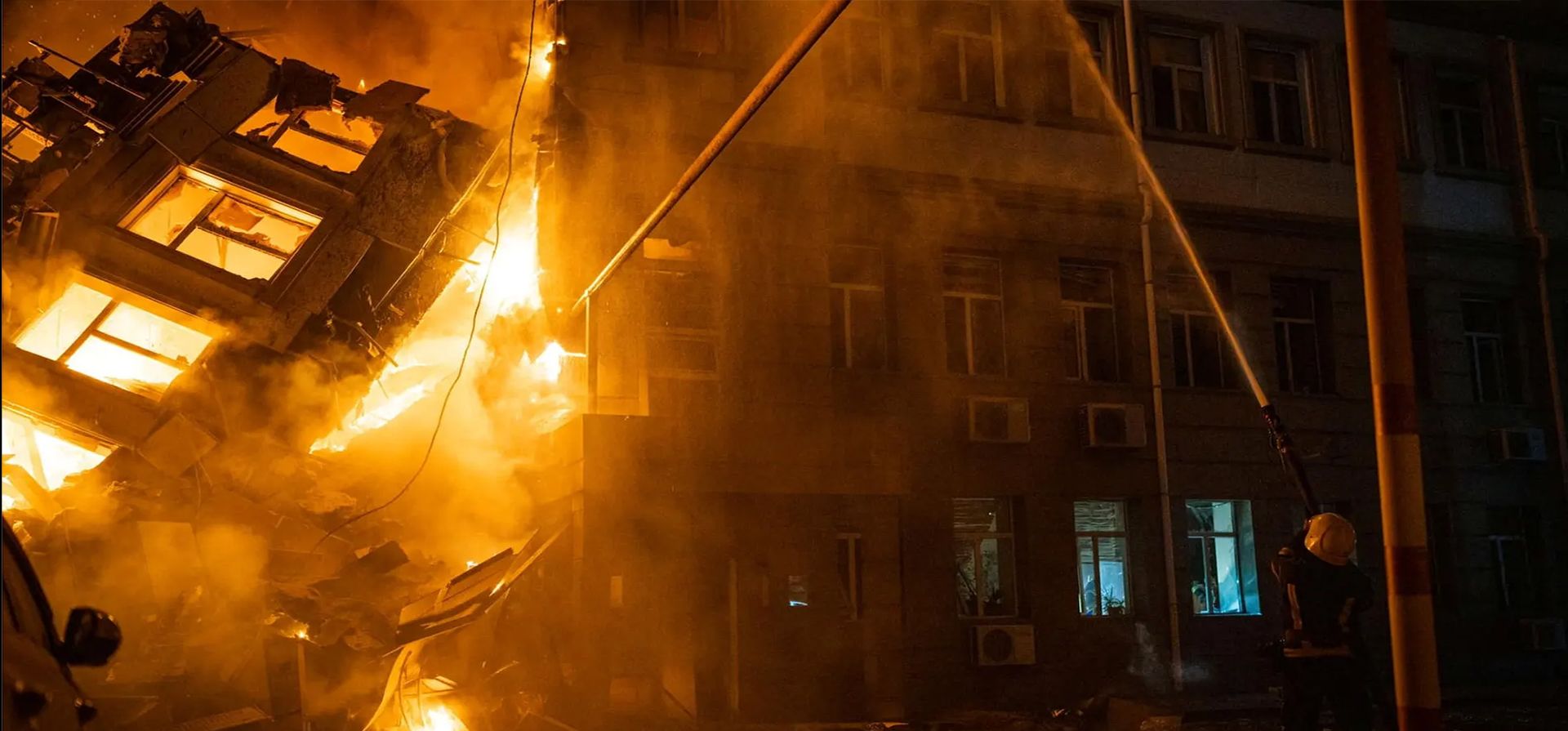 Odesa, Ucrania. Un bombero trabaja en el sitio de un edificio administrativo gravemente dañado por un ataque con misiles rusos. Fotografía: Servicio Estatal de Emergencia de Ucrania/Reuters Odesa, Ucrania. Un bombero trabaja en el sitio de un edificio administrativo gravemente dañado por un ataque con misiles rusos. Fotografía: Servicio Estatal de Emergencia de Ucrania/Reuters