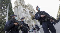 Tensión: policías franceses ante la iglesia católica atacada en Niza por un fanático islamista. Tensión: policías franceses ante la iglesia católica atacada en Niza por un fanático islamista.