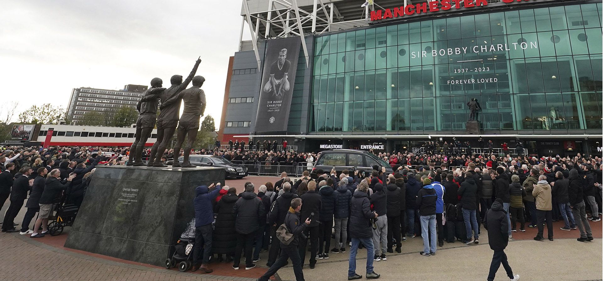 La procesión fúnebre del ícono del fútbol inglés Bobby Charlton llega afuera del estadio Old Trafford del Manchester United, en Manchester, Inglaterra, el lunes 13 de noviembre de 2023. Charlton, que jugó gran parte del Manchester United, sobrevivió a un accidente aéreo que diezmó a un equipo del United destinado a la grandeza. Luego se convirtió en el corazón del triunfo de su país en la Copa Mundial de 1966. (David Davies/Pool vía AP) La procesión fúnebre del ícono del fútbol inglés Bobby Charlton llega afuera del estadio Old Trafford del Manchester United, en Manchester, Inglaterra, el lunes 13 de noviembre de 2023. Charlton, que jugó gran parte del Manchester United, sobrevivió a un accidente aéreo que diezmó a un equipo del United destinado a la grandeza. Luego se convirtió en el corazón del triunfo de su país en la Copa Mundial de 1966. (David Davies/Pool vía AP)