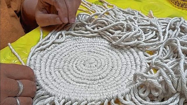 En Eva Taller de Arte y Manualidades se dan cita mujeres de todas las edades para aprender esta antigua técnica que hoy marca tendencia en diseño