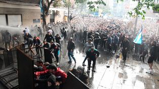 La policía usó camiones hidrantes para dispersar a los manifestantes.