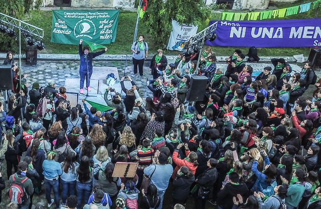 Pañuelazo en la Plaza Ana María Acevedo en 2018.&nbsp;