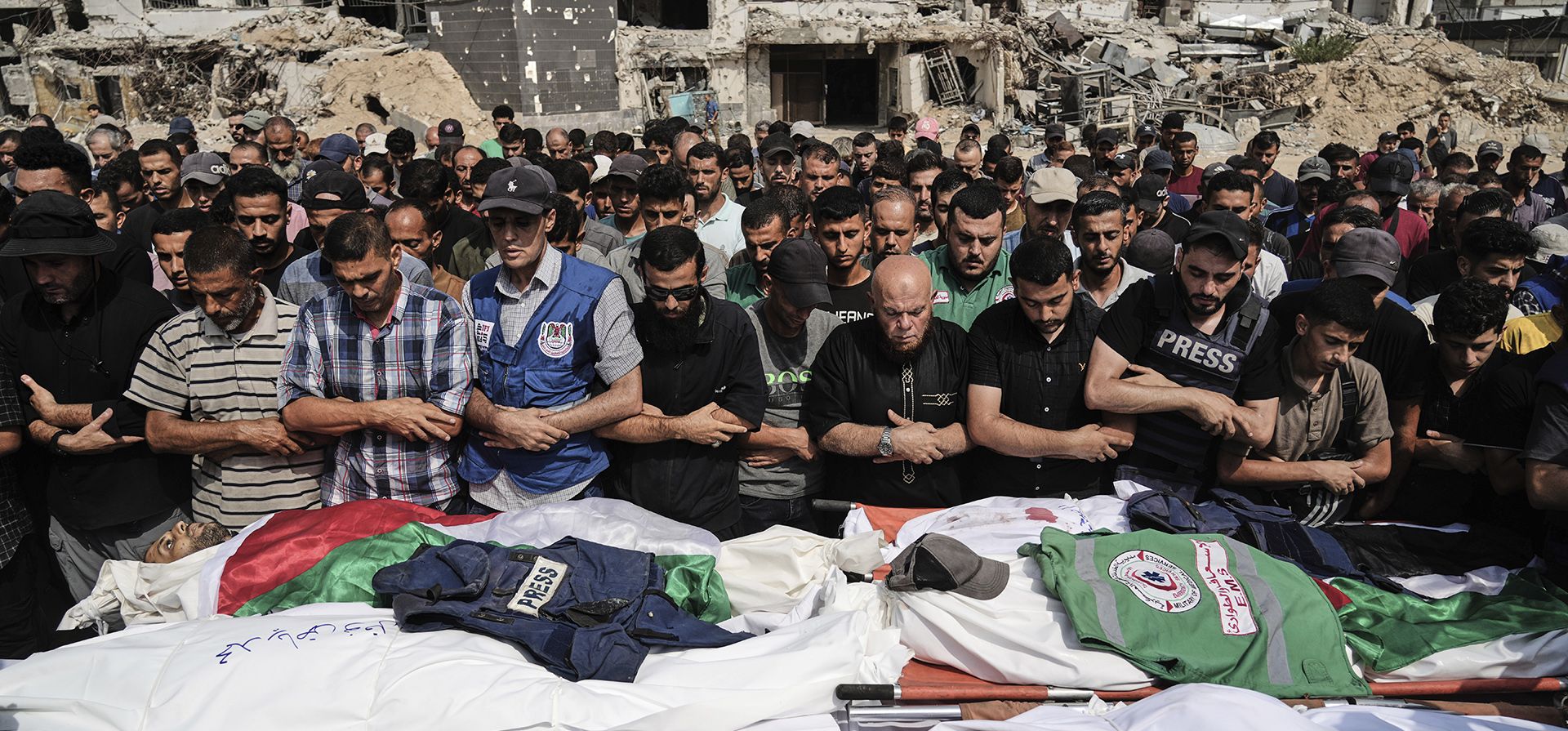Palestinos rezan ante los cuerpos de periodistas, incluidos los corresponsales de Al Jazeera Anas al-Sharif y Mohamed Qureiqa, quienes murieron en un ataque aéreo israelí, durante su funeral frente al complejo hospitalario Shifa de la ciudad de Gaza, el lunes 11 de agosto de 2025. (Foto AP/Jehad Alshrafi) Palestinos rezan ante los cuerpos de periodistas, incluidos los corresponsales de Al Jazeera Anas al-Sharif y Mohamed Qureiqa, quienes murieron en un ataque aéreo israelí, durante su funeral frente al complejo hospitalario Shifa de la ciudad de Gaza, el lunes 11 de agosto de 2025. (Foto AP/Jehad Alshrafi)