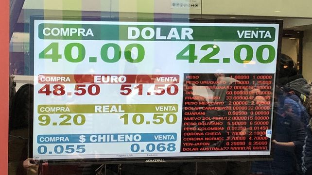 Sin techo. En la city porteña el dólar superó los 42 pesos