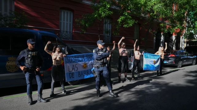 Militantes feministas repudiaron la presencia del presidente Javier Milei en España.&nbsp;