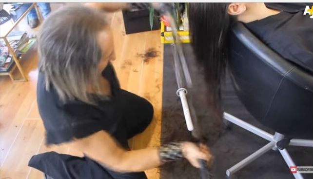 Alberto Olmedo utiliza su katana durante un corte de pelo.