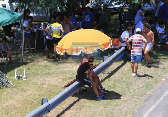 Fabricando sombra ayer en la carrera de ciclismo de Paraná. UNO/ Diego Arias.