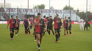 Newells perdió con Barracas Central en el debut del Ogro Fabbiani.
