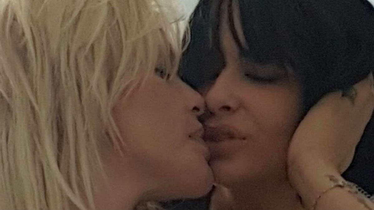 Caliente beso de Nazarena Vélez y Daniela Cardone