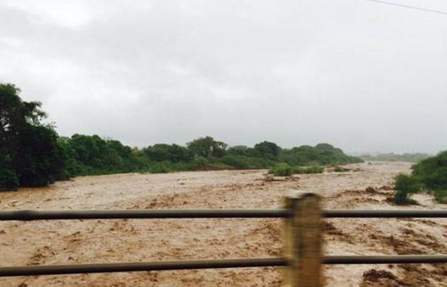 Murió una mujer y tres de sus nietos tras ser arrastrados por la crecida del río Metán
