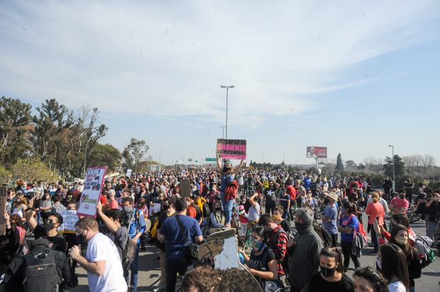 Miles de personas ocuparon ambas manos del puente.&nbsp;