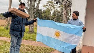 Puebleando llegó a la esuela N° 46 de Paraje Tunas, donde César le entregó una antena satelital a Juan, el director