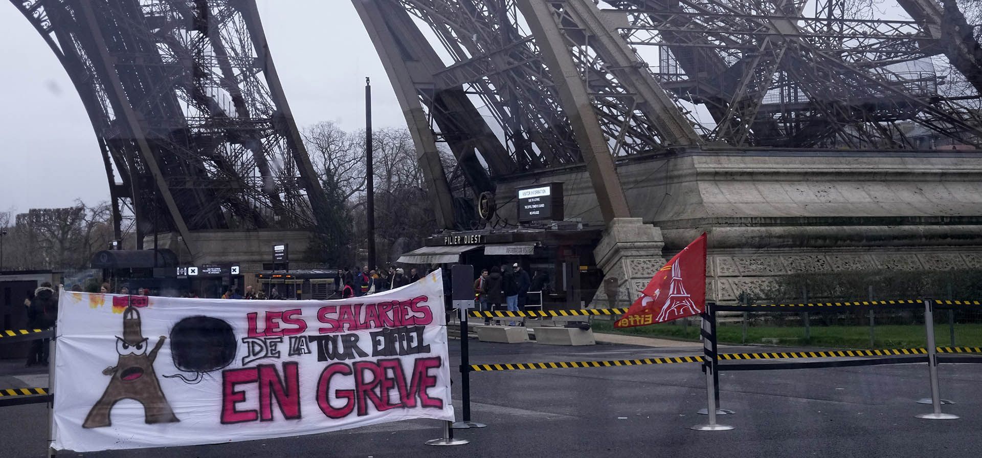 Una pancarta sindical dice "Empleados de la Torre Eiffel en huelga" afuera de la Torre Eiffel el lunes 19 de febrero de 2024 en París. Las visitas a la Torre Eiffel se vieron interrumpidas debido a una huelga por la mala gestión financiera del monumento, que es uno de los sitios más visitados del mundo. (Foto AP/Michel Euler) Una pancarta sindical dice "Empleados de la Torre Eiffel en huelga" afuera de la Torre Eiffel el lunes 19 de febrero de 2024 en París. Las visitas a la Torre Eiffel se vieron interrumpidas debido a una huelga por la mala gestión financiera del monumento, que es uno de los sitios más visitados del mundo. (Foto AP/Michel Euler)