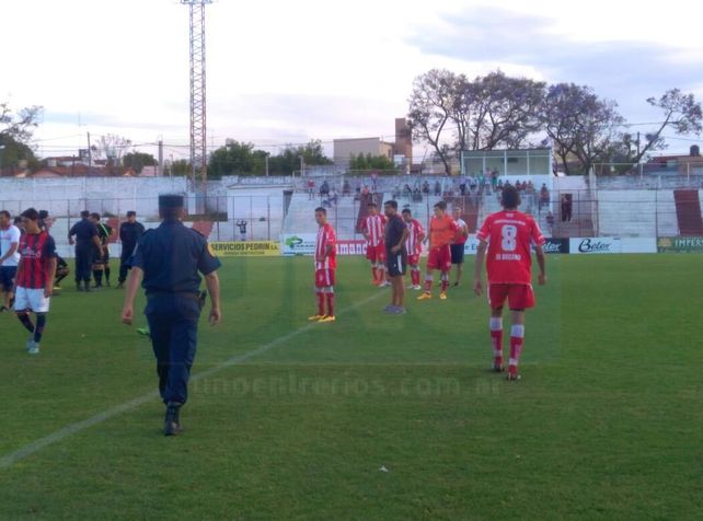 Partido por el descenso de la LPF, suspendido por agresión a un árbitro