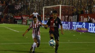 Control. Rivero la domina ante Iván Gómez. Fue ante Estudiantes, último partido en el Coloso.