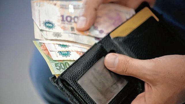 Trabajadores registrados: la inflación se desaceleró pero la caída del salario real arroja un dato revelador Trabajadores registrados: la inflación se desaceleró pero la caída del salario real arroja un dato revelador